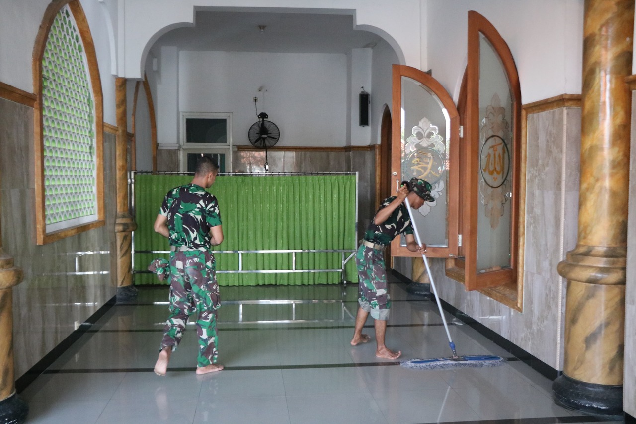 Satgas TMMD ke-120 Kodim 0816/Sidoarjo Bersihkan Masjid Jami' Baitur Ridlwan di Desa Penambangan