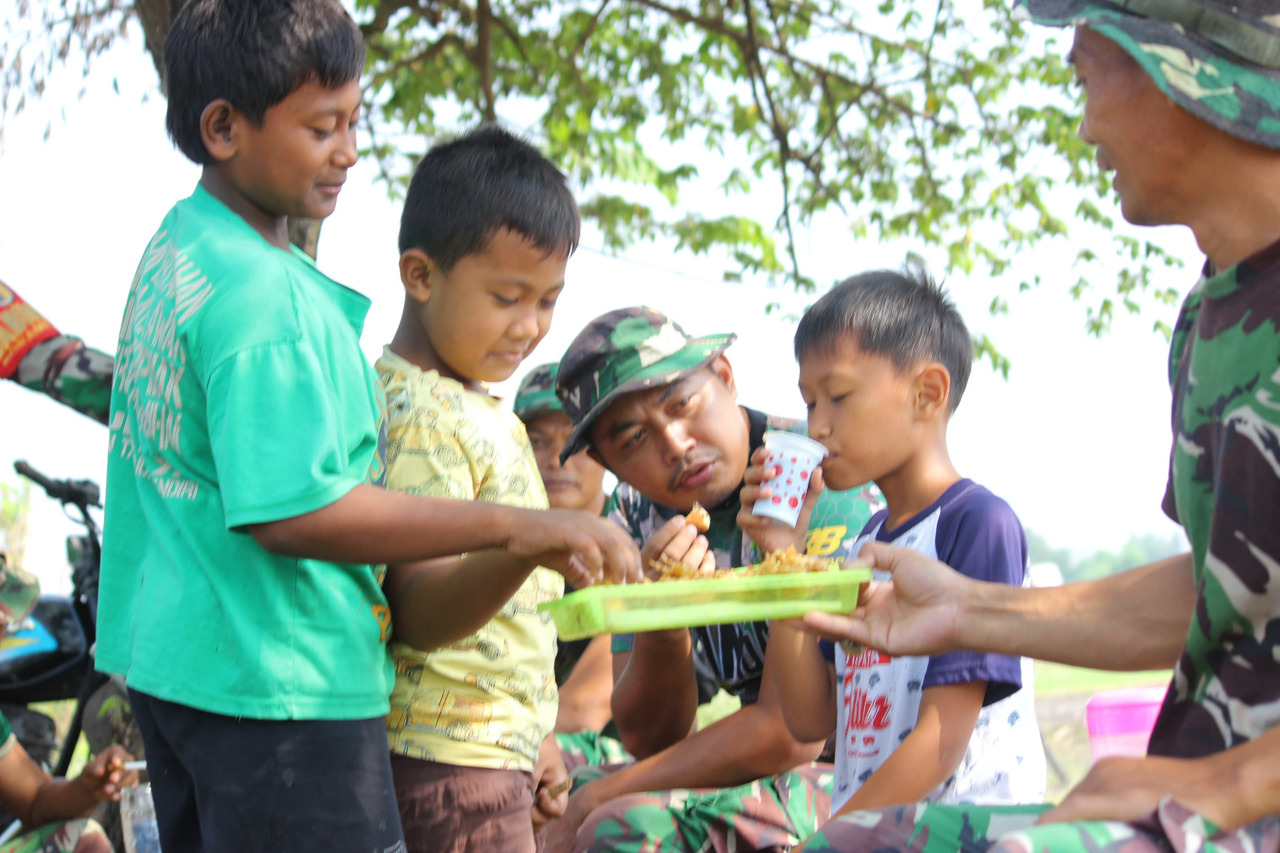 Satgas TMMD ke-120 Sidoarjo Bangun Kebersamaan dan Kesadaran Lingkungan Bersama Anak-anak Desa Penambangan
