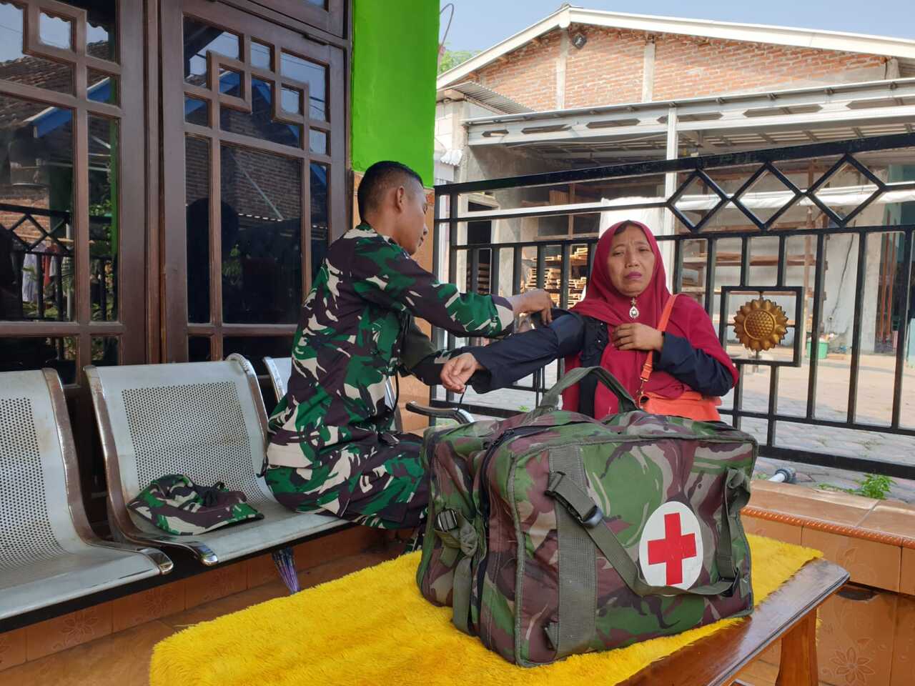 Peristiwa TMMD ke 120 Kodim 0816/Sidoarjo, Rasa Kemanusiaan TNI, Ibu Sutinah Dapat Bantuan Kesehatan di Posko TMMD