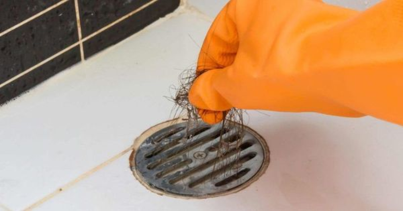 Cara Bersihkan Rambut Rontok di Rumah
