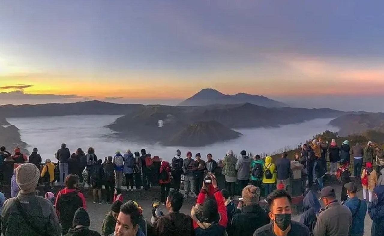 Libur Panjang, Wisatawan Gunung Bromo Membludak Capai 8.525 Orang