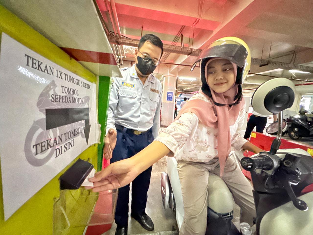 Dishub Surabaya Sediakan Transaksi Cashless EDC dan Handheld di 7 Titik Parkir Tempat Khusus