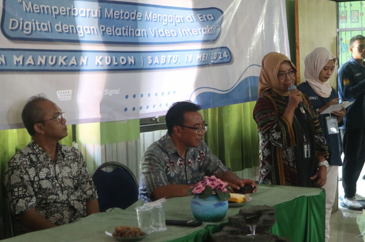 Teknologi Pendidikan UNESA Beri Pelatihan Video Interaktif di SDN Manukan Kulon Surabaya