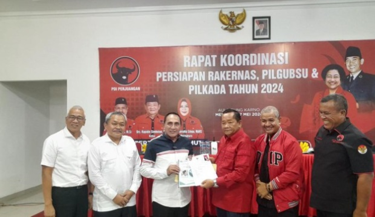 Foto Jokowi Terjatuh di Kantor PDIP