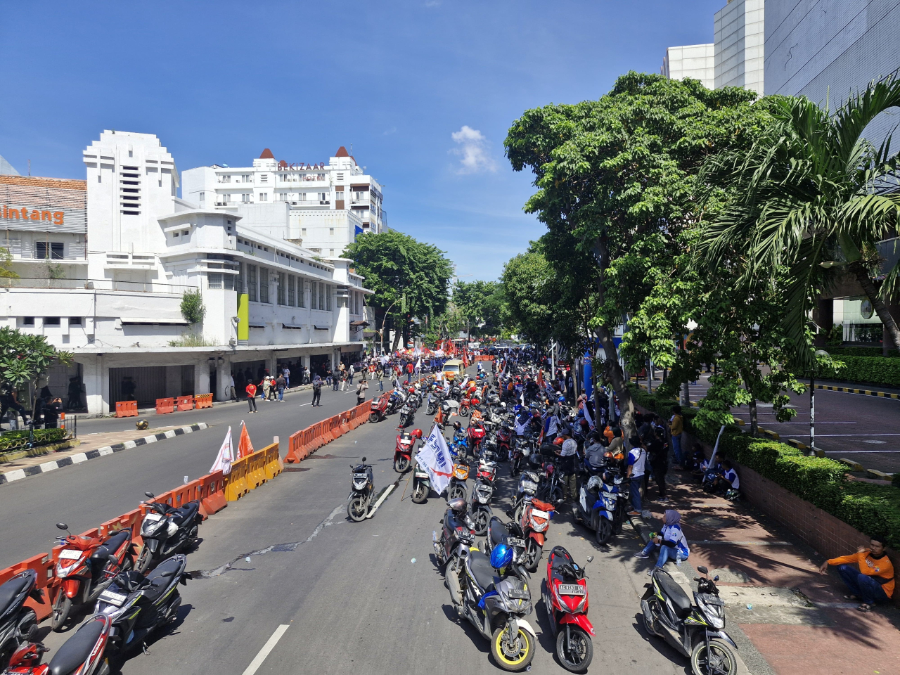 Tuntut Hak Pesangon, Buruh Sempat Blokade Pintu Masuk Tunjungan Plaza di Jalan Basuki Rahmat