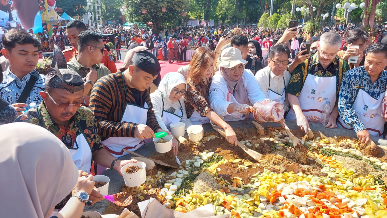 Peristiwa Festival Rujak Uleg 2024: Vampire hingga Badarawuhi Hadir di Balai Kota Surabaya