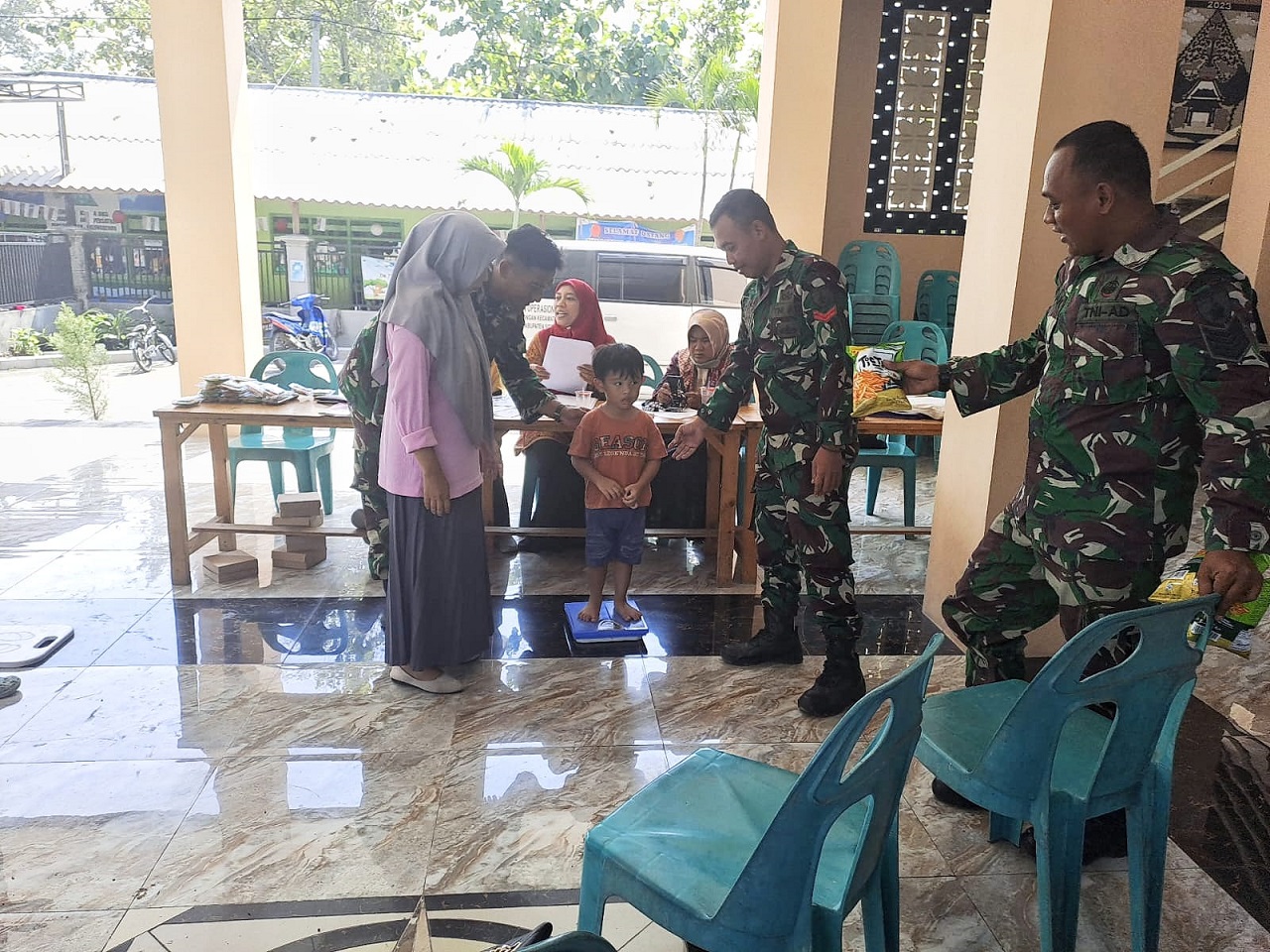 TNI Bersama Bidan Desa dan Kader Posyandu Gelar Posyandu di Desa Penambangan