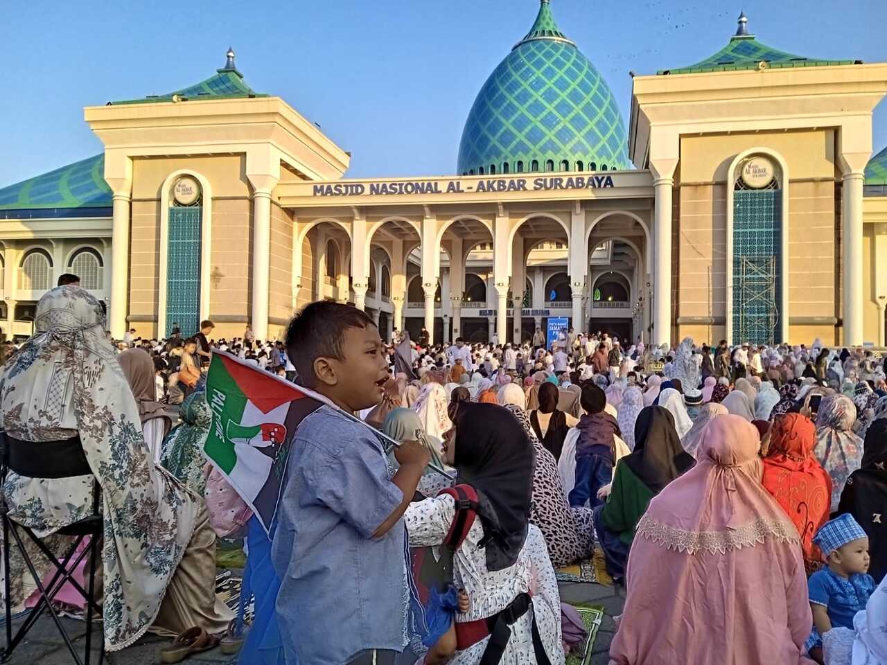 Ribuan Umat Islam Penuhi Masjid Nasional Al-Akbar Surabaya untuk Shalat Idul Adha 1445 H