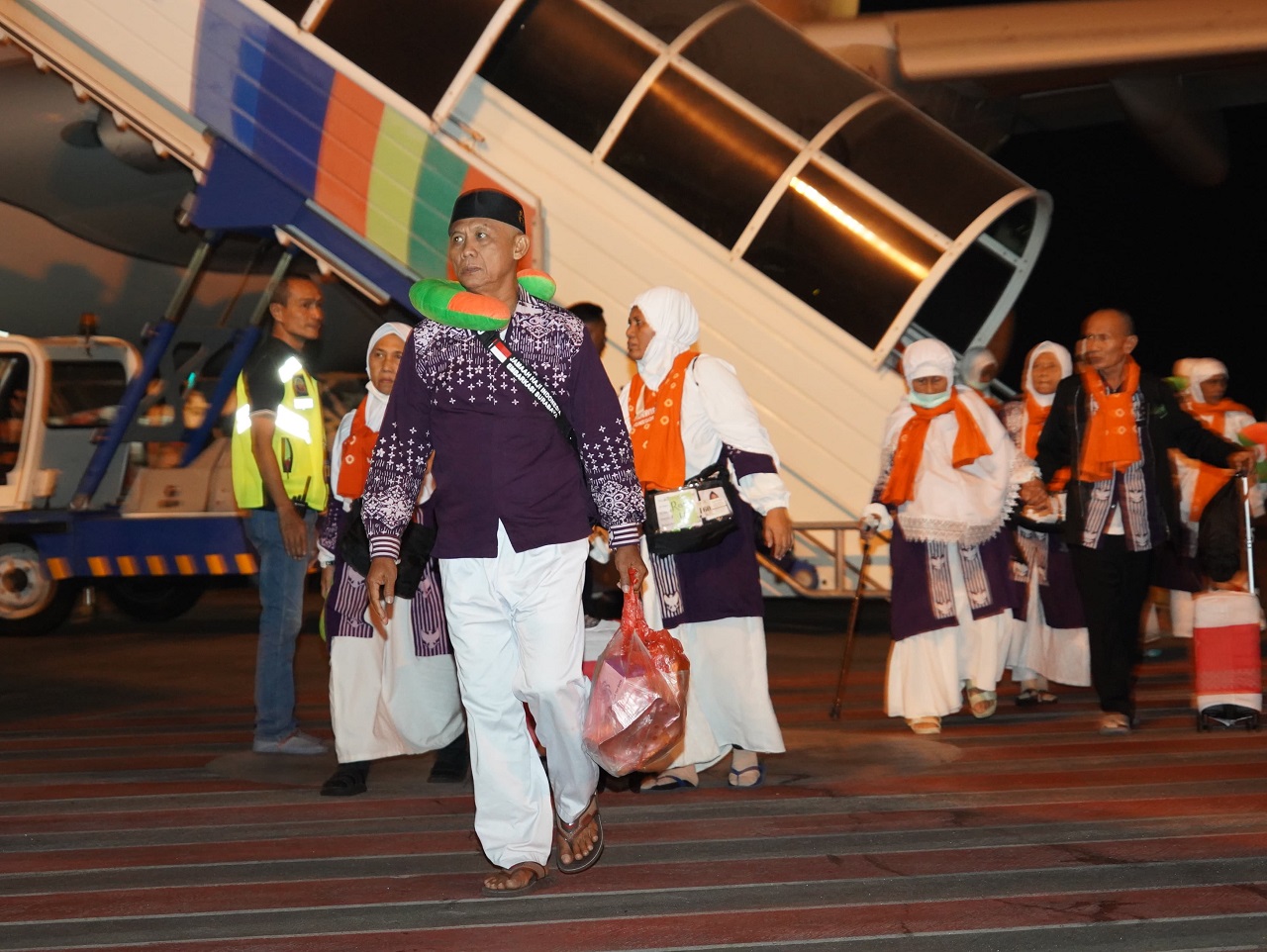 370 Jemaah Haji Kloter Pertama Debarkasi Surabaya Tiba di Tanah Air