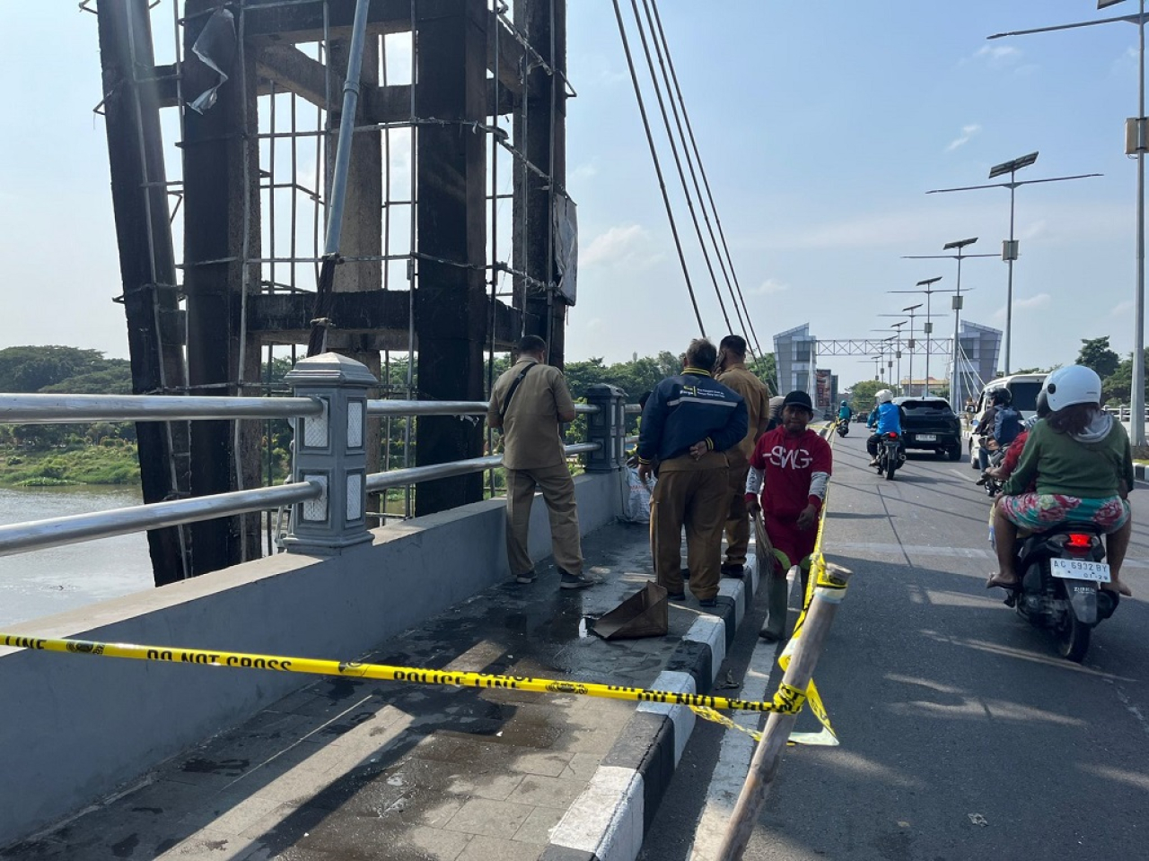 Gerak Cepat Pemkot Kediri Atasi Terbakarnya Ornamen pada Pilar Jembatan ...