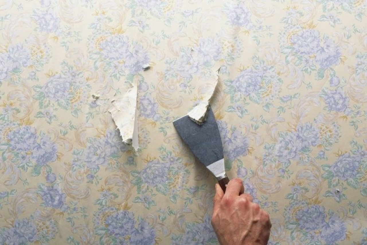 Cara Hilangkan Bekas Lem Wallpaper di Dinding