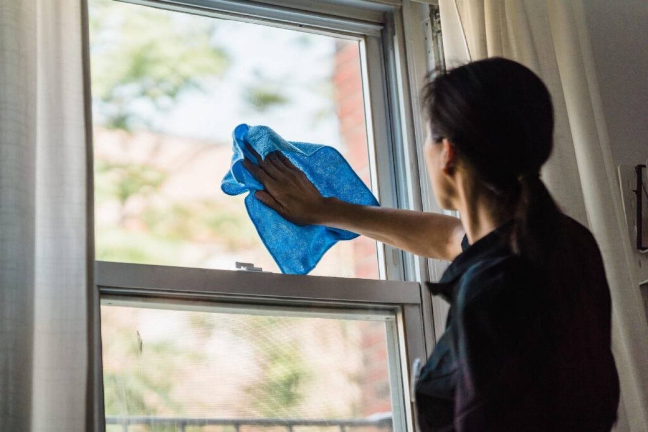 Tips Sebelum Bersihkan Jendela di Rumah