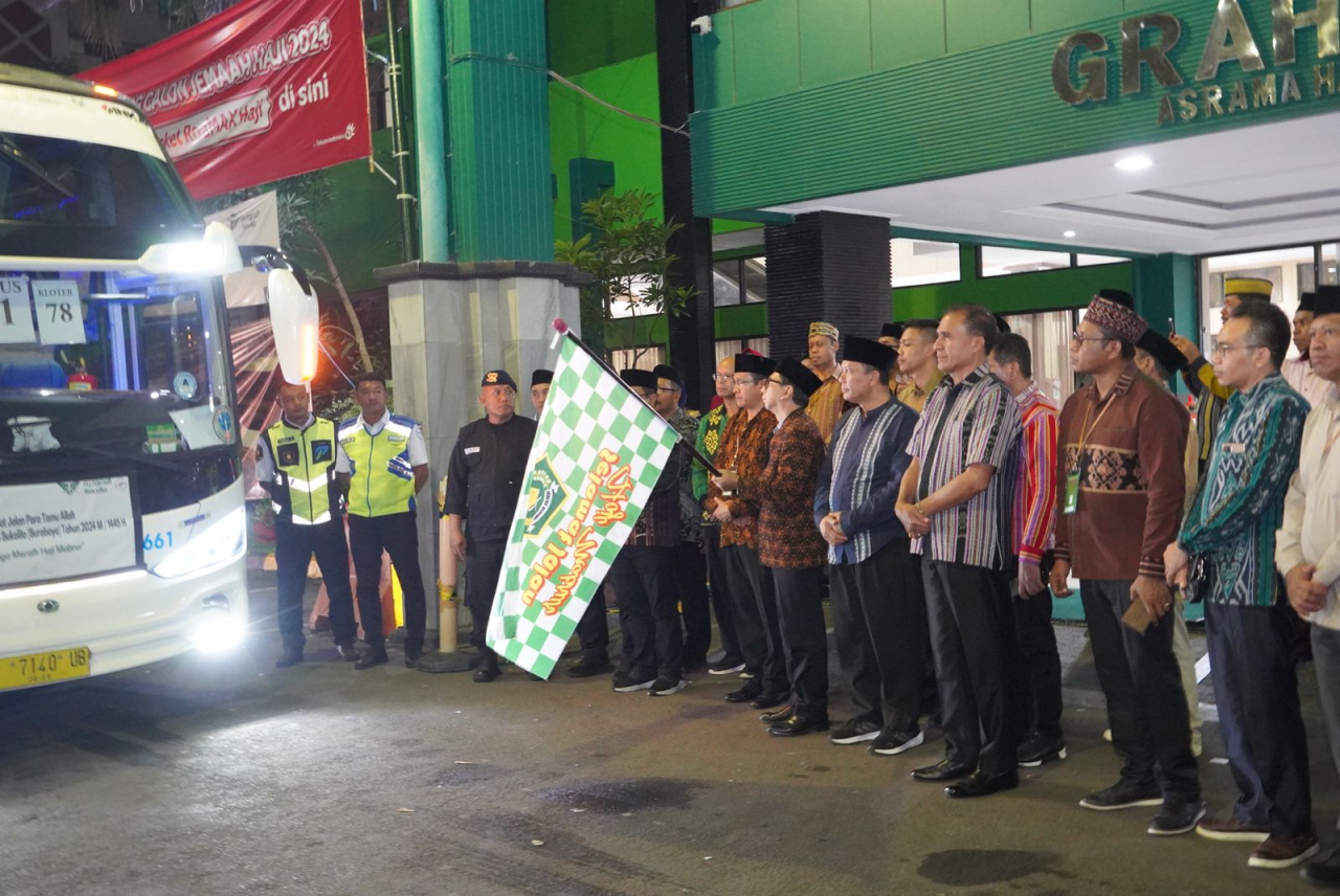 Pj Gubernur NTT Lepas Keberangkatan Kloter 78 dari Embarkasi Surabaya