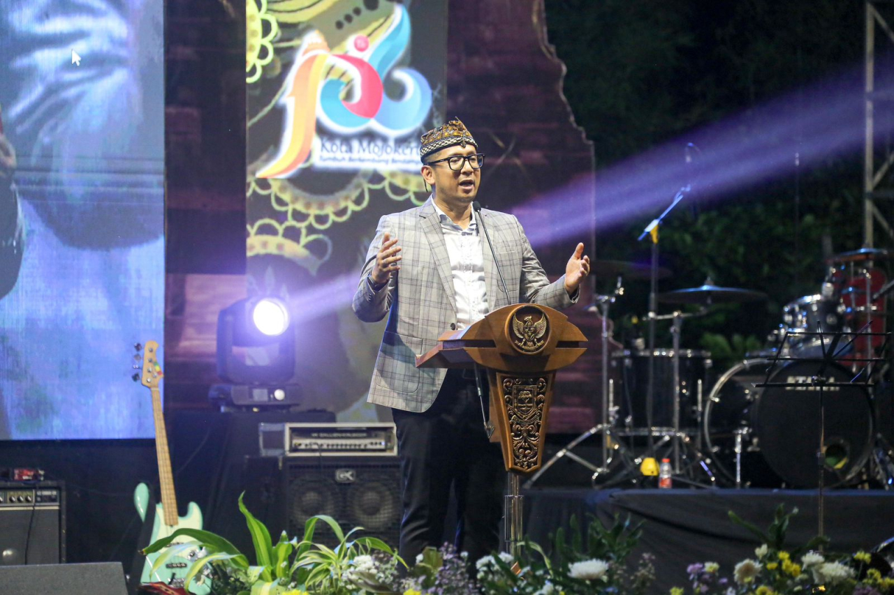 Peristiwa Ribuan Warga Pamer Kostum Unik, Festival Bakar Sate Kota Mojokerto Seru
