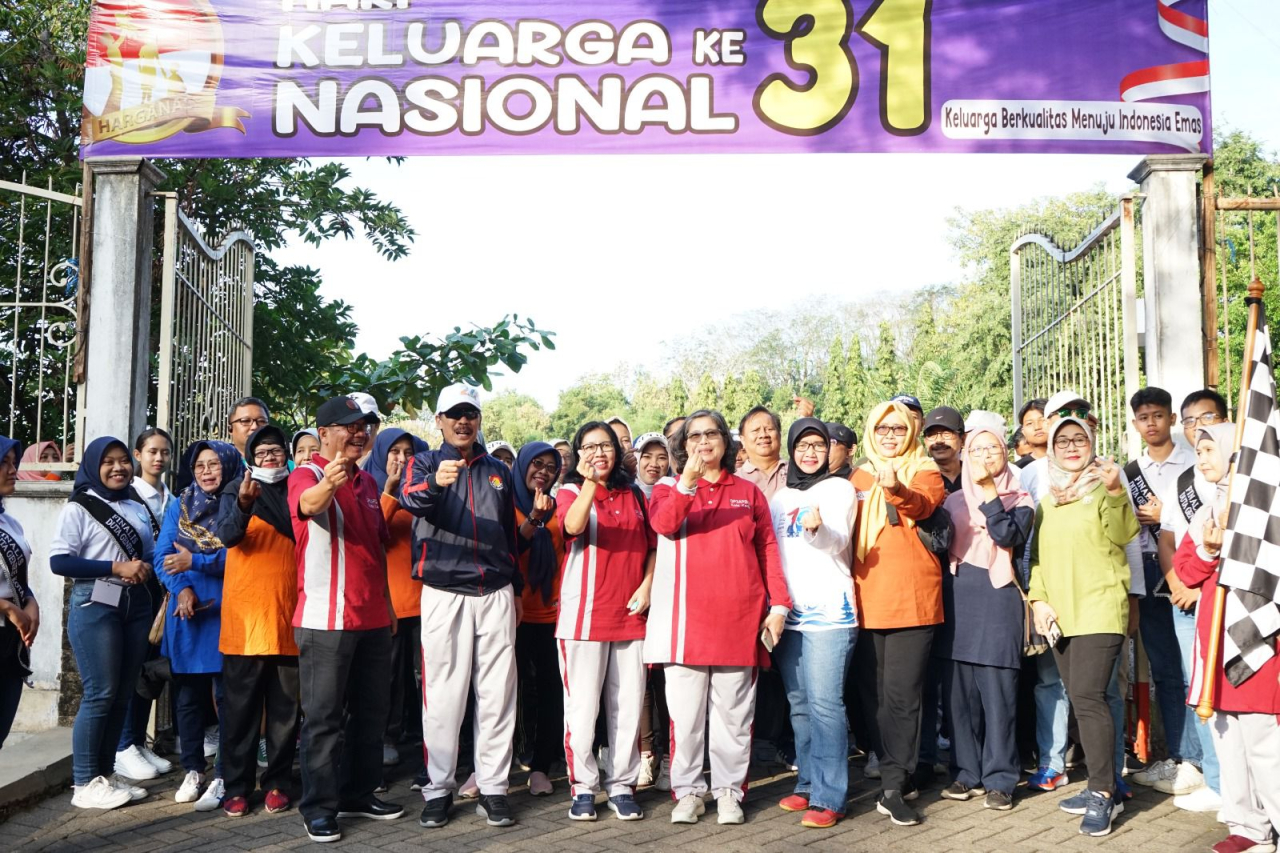 Peristiwa Pj Wali Kota Kediri Ikuti Jalan Sehat Peringatan Hari Keluarga Nasional ke-31