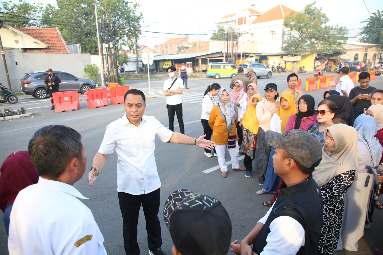 Sidak Pelebaran Jalan di Simpang Lima Keputih, Eri Cahyadi Minta Tambah Pelebaran Jalan