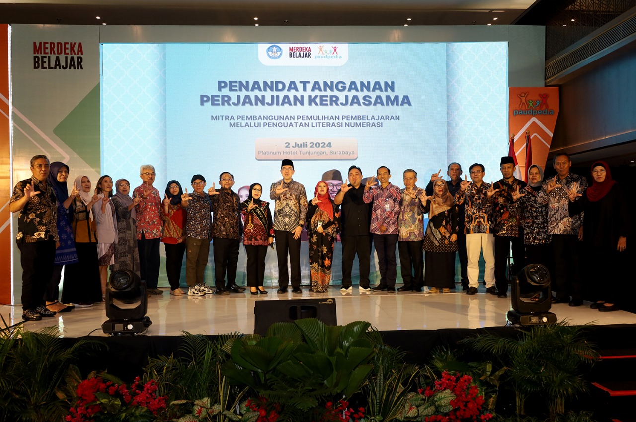 Surabaya Mencetak Generasi Emas: Literasi dan Numerasi Capai 88 Persen di Tahun 2024