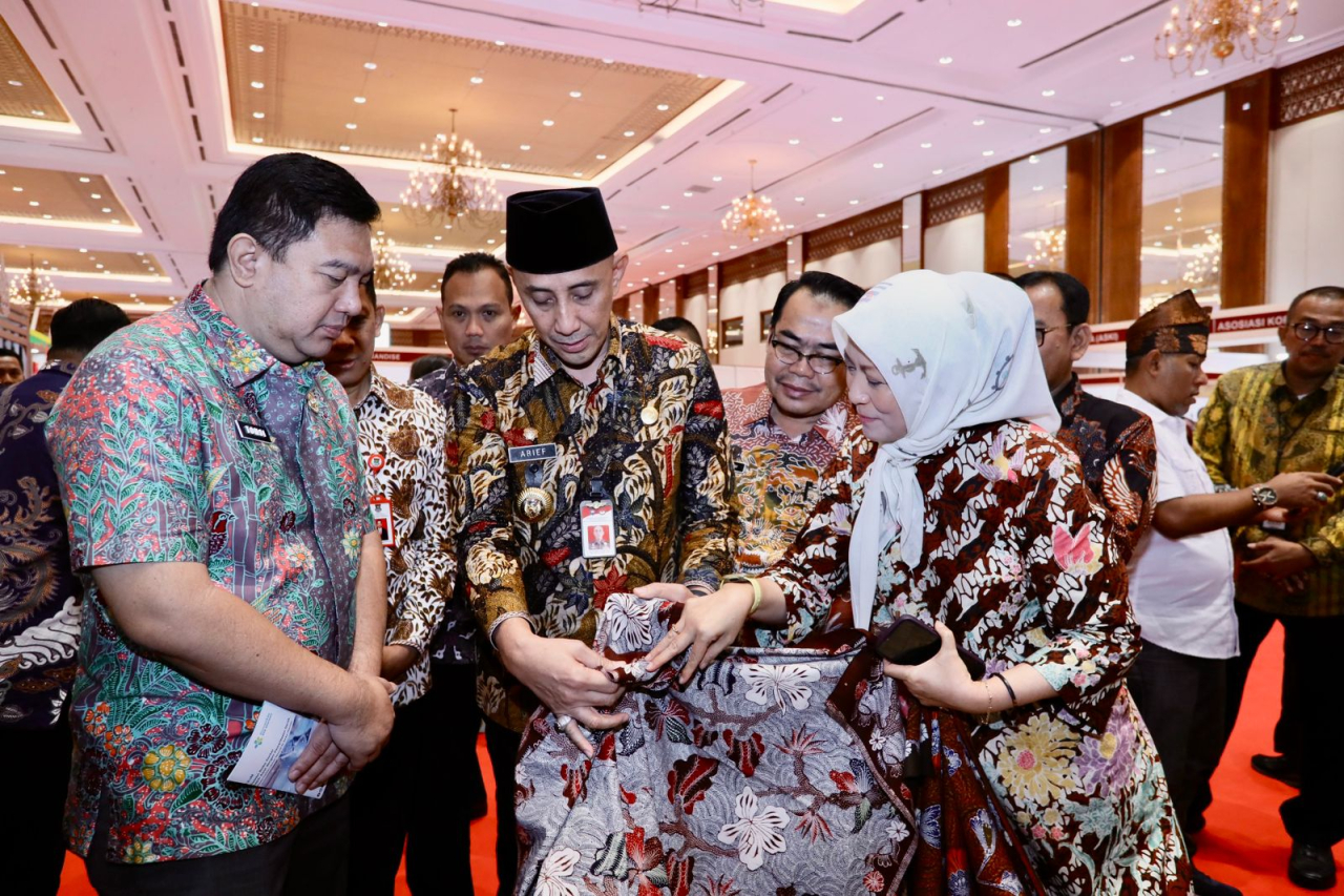 Peristiwa Di Gelaran Indonesia Maju dan Expo 2024, PJ Bupati Kenalkan Batik Bangkalan