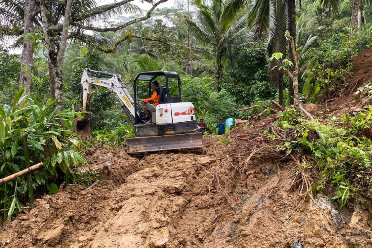 Akses Jalan dan 9 Rumah Terisolasi Longsor, BPBD Trenggalek Terjunkan 1 Unit Eskavator