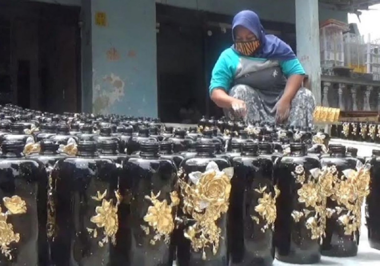 Alami Lonjakan, Usaha Aksesoris Natal Berbahan Resin Laris Manis di Jombang