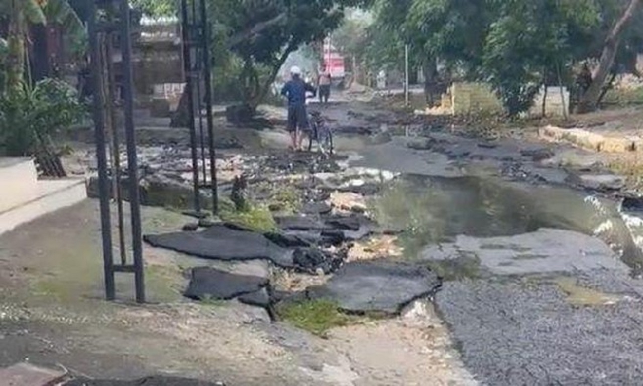 Terendam Banjir, Jalanan Aspal yang Masih Baru Terkelupas di Tuban