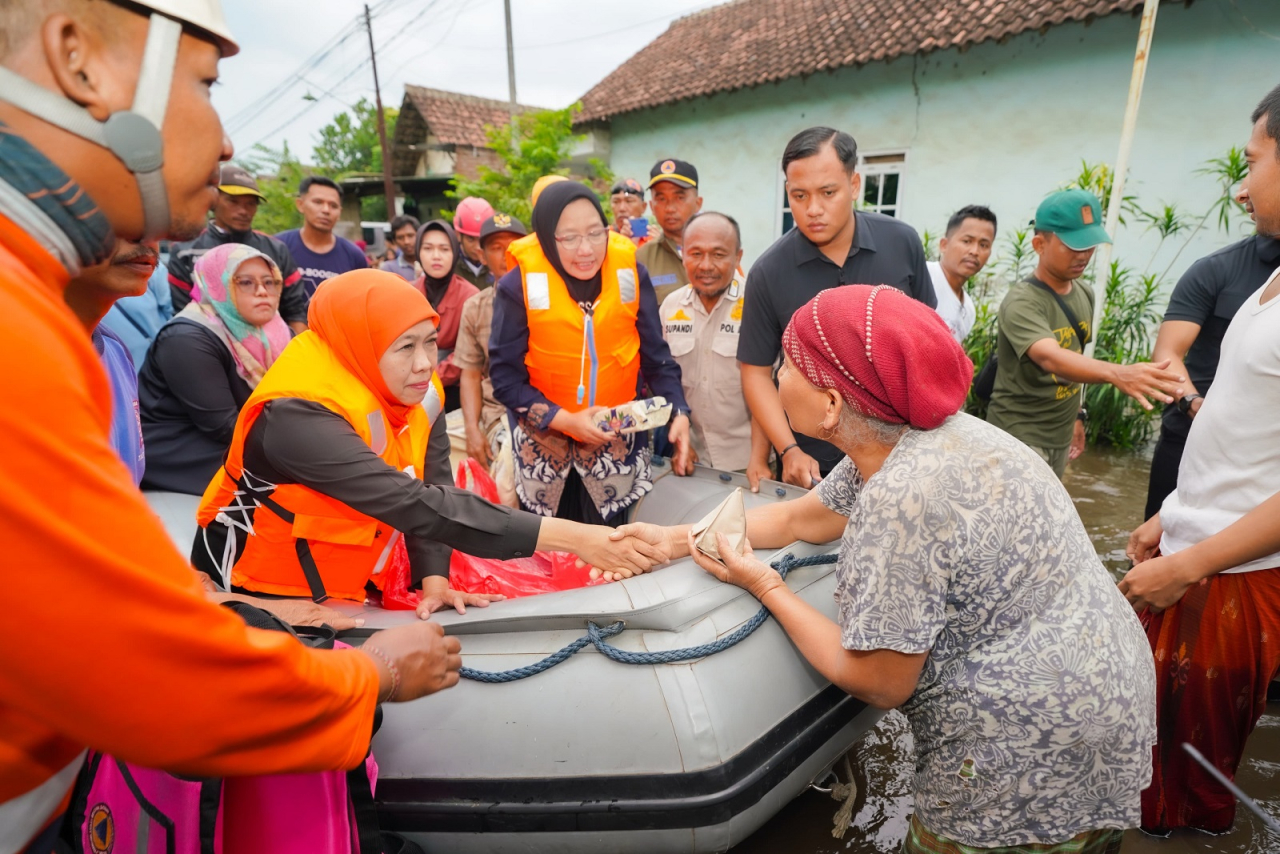 Khofifah Salurkan Bantuan untuk Warga Terdampak Banjir Pasuruan