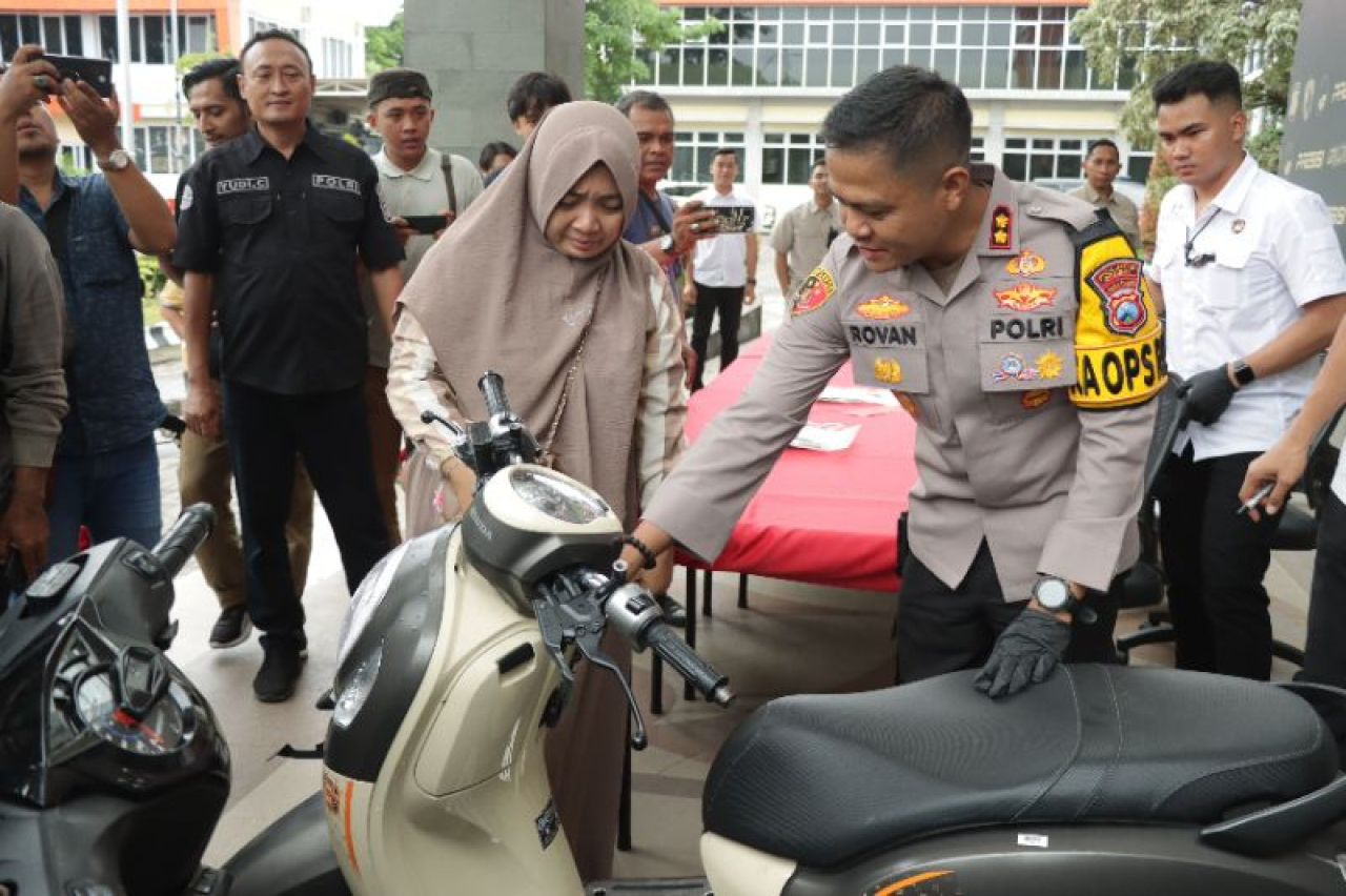 Polres Gresik Kembalikan Langsung Motor Hasil Curian kepada Korban