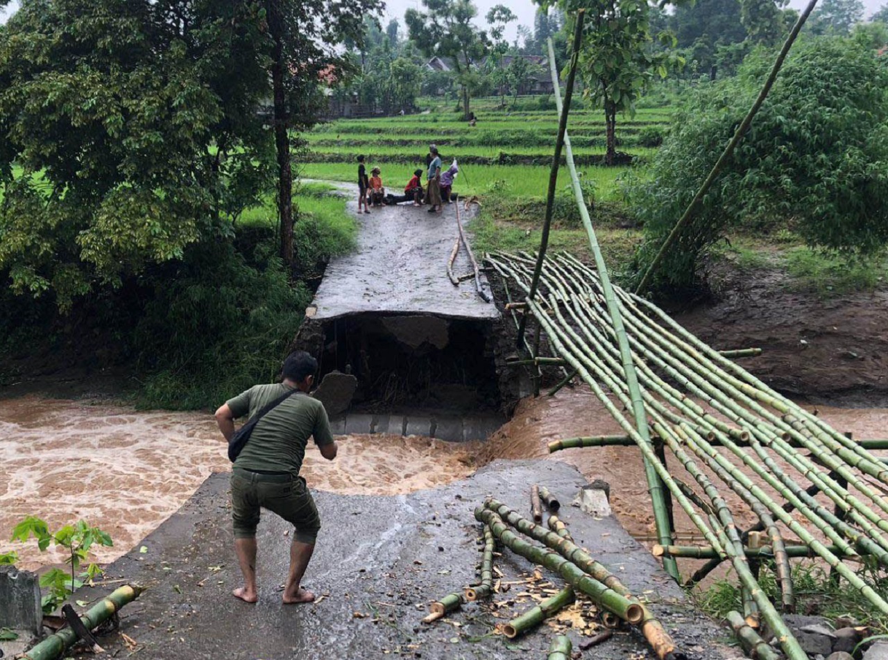 Diterjang Banjir, Jembatan Antar Desa di Probolinggo Putus Total