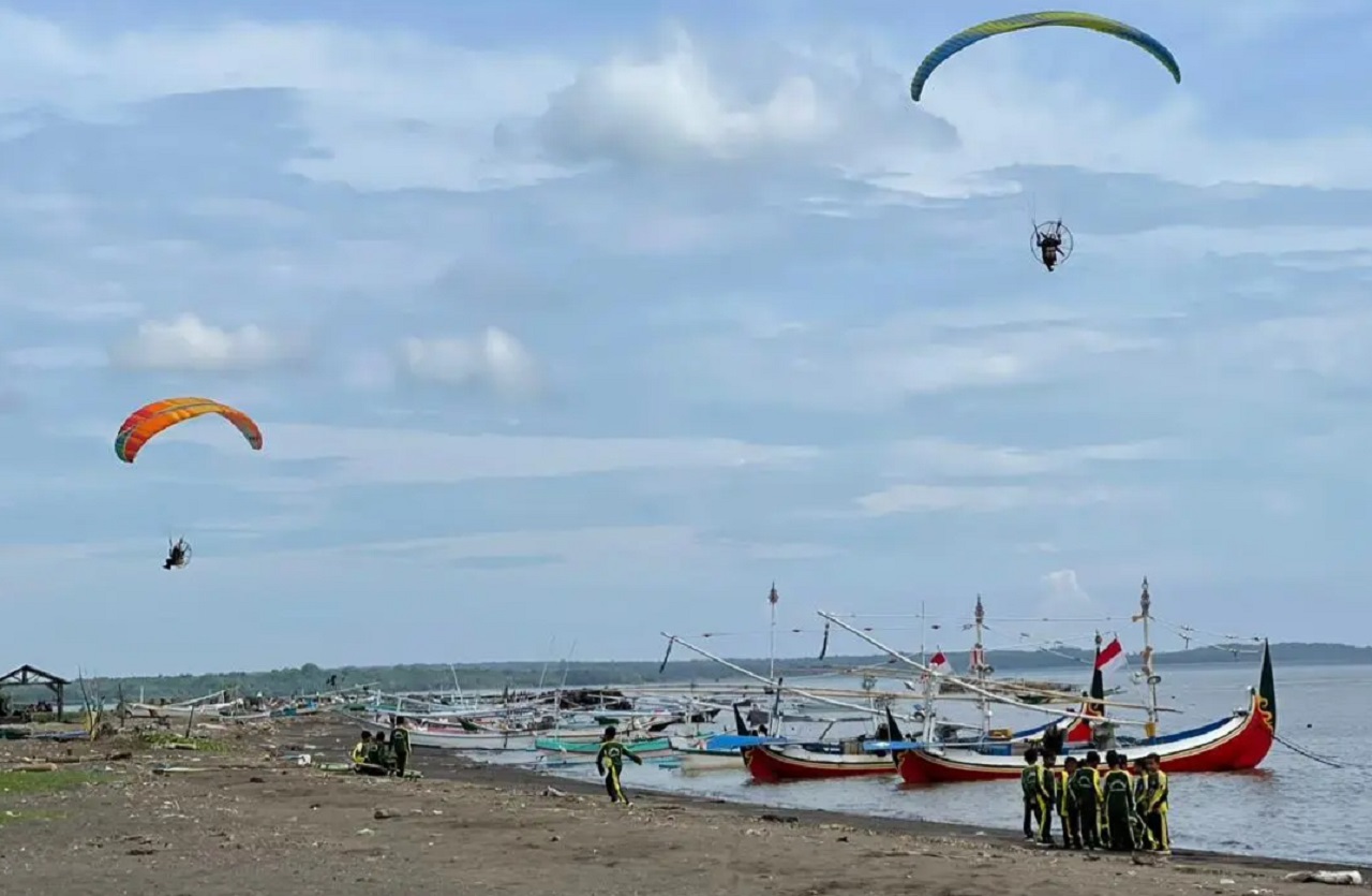 Peristiwa Pantai Bimorejo Banyuwangi ‘Go International’, Hadirkan Atraksi Udara Menarik