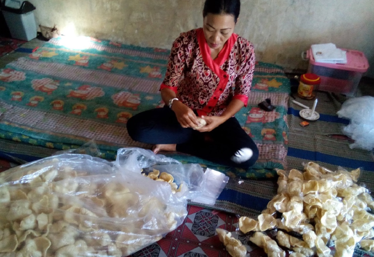 Perajin Kerupuk Bawang di Banyuwangi Ketiban Omzet di Musim Hujan