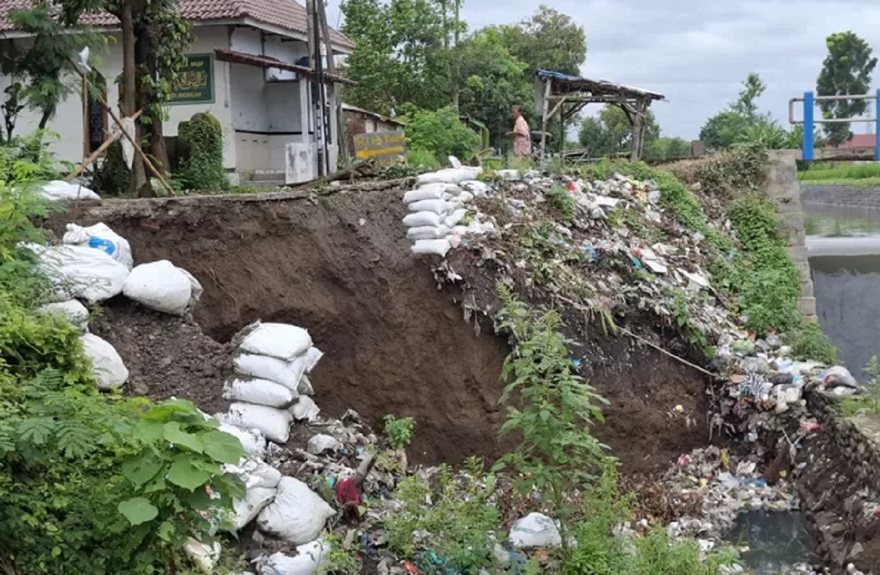 Peristiwa Tanggul Sekunder Rejoagung 2 Jombang Ambrol, Aktivitas Warga Macet