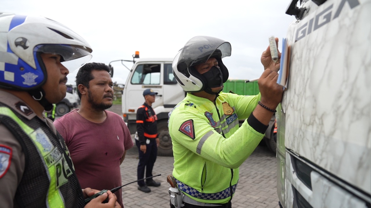 Peristiwa Satlantas Polres Gresik Dukung Operasi Gabungan Penertiban Angkutan Barang