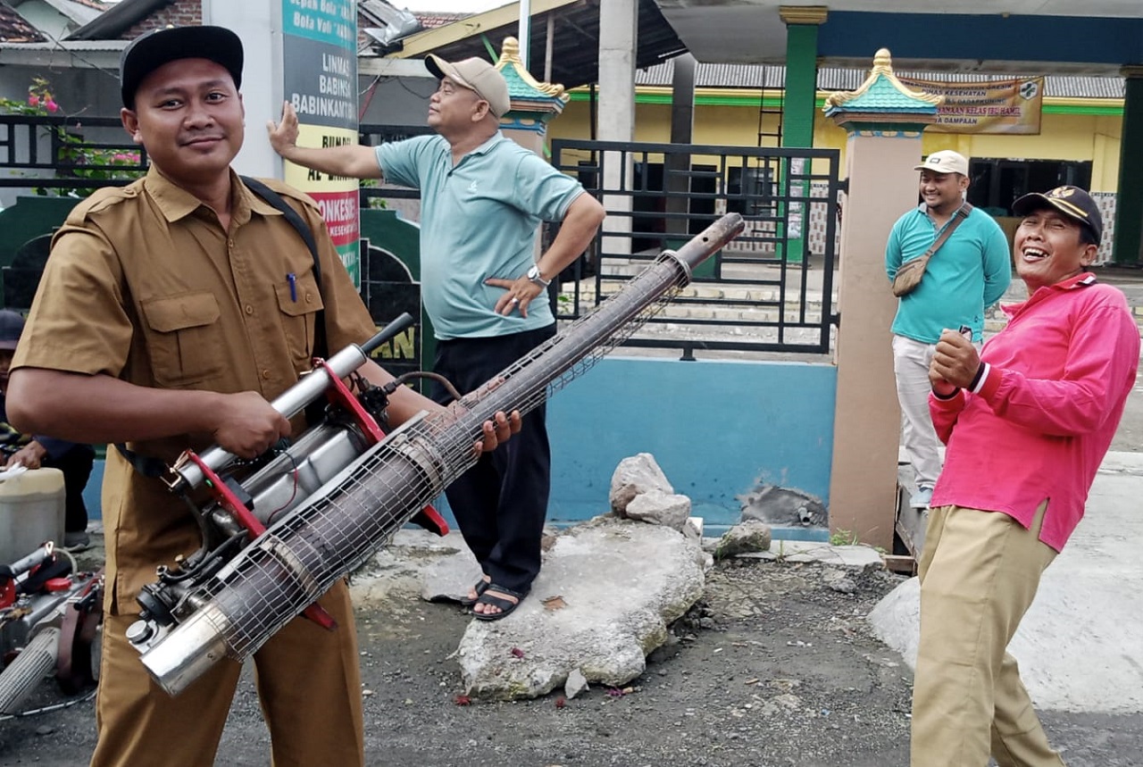 Peristiwa Cegah DBD, Pemdes Dampaan Cerme Melakukan Pengasapan Sarang Nyamuk