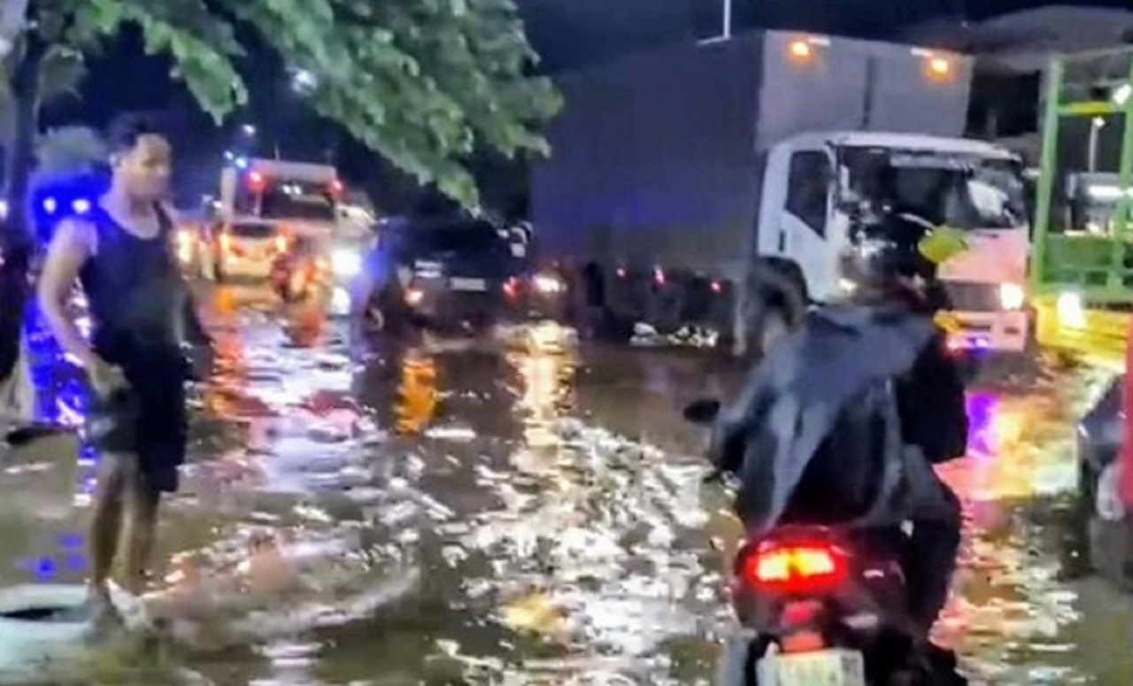 Peristiwa Diterjang Banjir hingga 50 Centimeter, Jalur Pantura Situbondo Macet Total