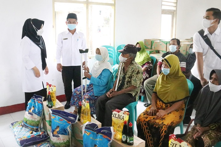 Jelang Idul Fitri, Bupati Mojokerto Serahkan Paket Sembako untuk 186 Eks Penderita Kusta