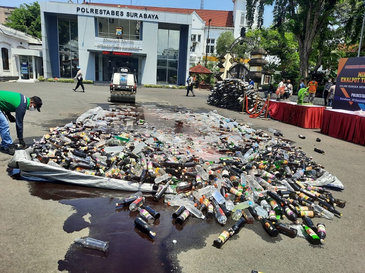 Polrestabes Surabaya Musnahkan Miras 2512 Botol dan 862 Knalpot Brong