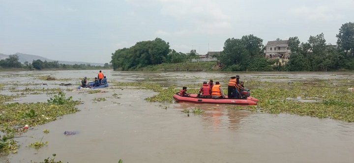 Perahu Penyeberangan Tradisional Terbalik di Sungai Bengawan Solo, 8 Penumpang Hilang