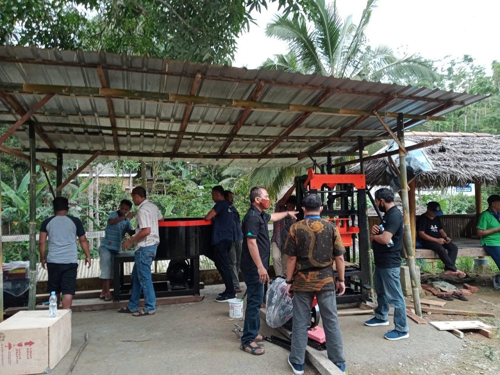 Ubaya Beri Bantuan Teknologi Mesin Pencetak Batako Warga Desa