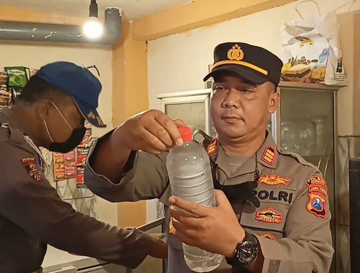 Ratusan Botol Miras Disita Polisi dari 3 Warkop di Gresik