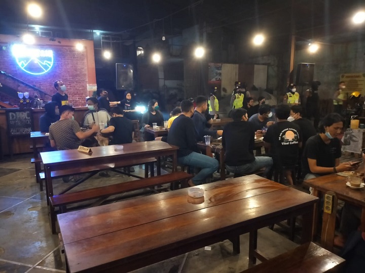 Patroli KRYD Ditsamapta Polda Jatim Sasar Prokes Dibeberapa Cafe dan Warkop di Surabaya