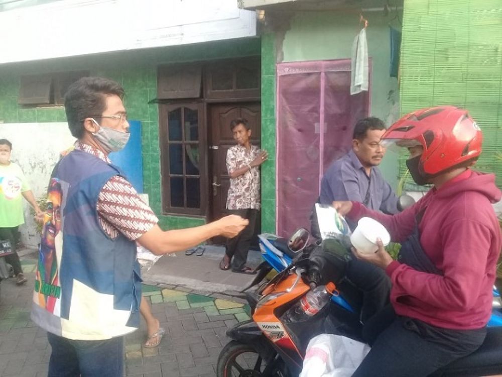 Relawan Machfud Arifin Bagi-Bagi Paket Sembako
