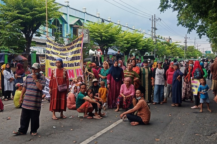 Tolak Relokasi, Pedagang Pasar Larangan Blokade Jalan