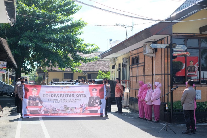Polres Blitar Kota Kirim Ribuan Paket Bansos untuk Korban Gempa Cianjur