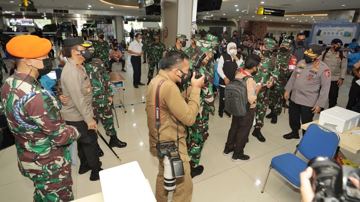 Panglima TNI, Kapolri dan KSAL Cek Vaksinasi di Terminal 2 Juanda