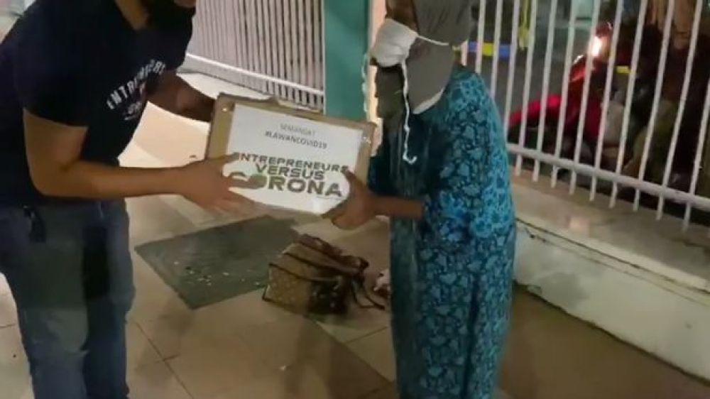 Crazy Rich Surabaya bagi Bantuan Mie Instan Isi Uang