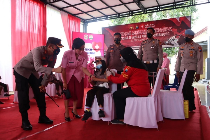 Kejar Herd Immunity, Polres Bojonegoro bersama Yayasan Kemala Bhayangkari Cabang Bojonegoro Gelar Vaksinasi Anak