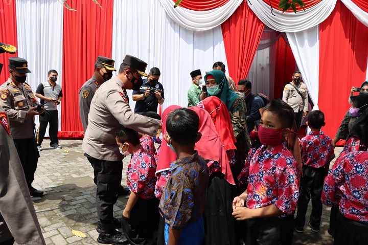 Wakapolda Jawa Timur Tinjau Vaksinasi di SDN 51 Gresik
