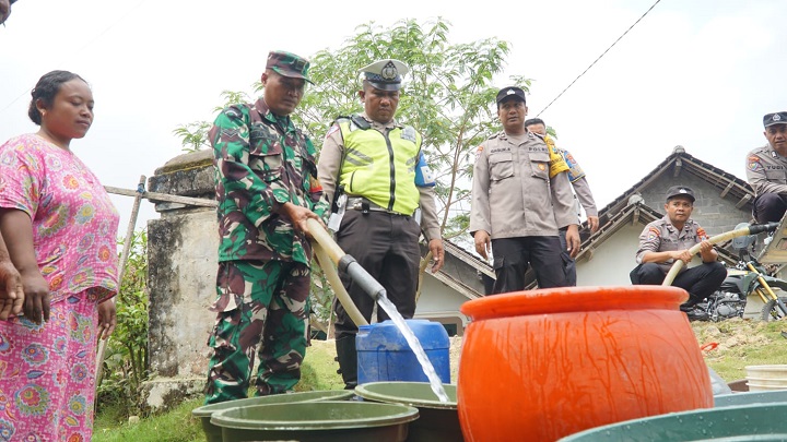 Polres Blitar Salurkan Air Bersih ke 3 Kecamatan