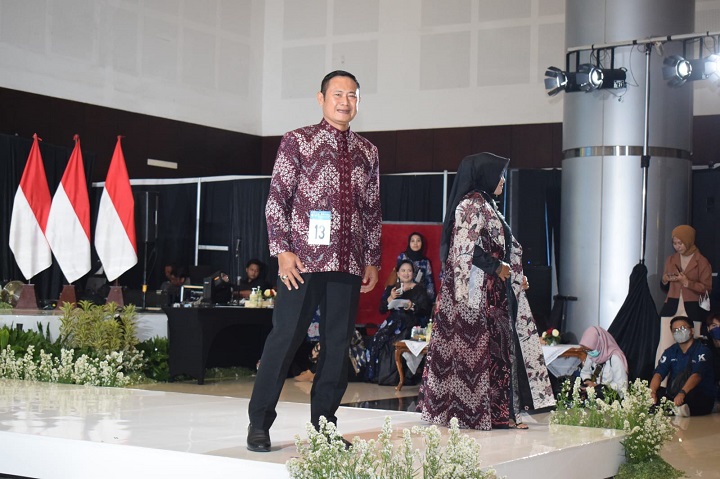 Ikuti Fashion Show Batik, Bupati Lamongan dan Istri Raih Best Contestant