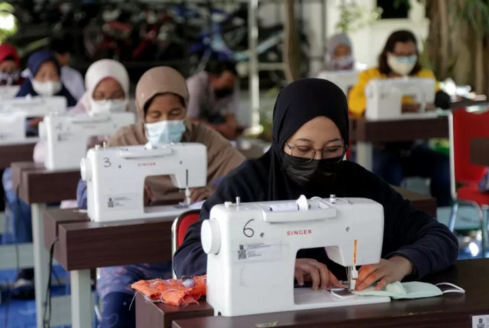 Pelaku UMKM di Surabaya Diberdayakan Produksi Masker 3 Lapis